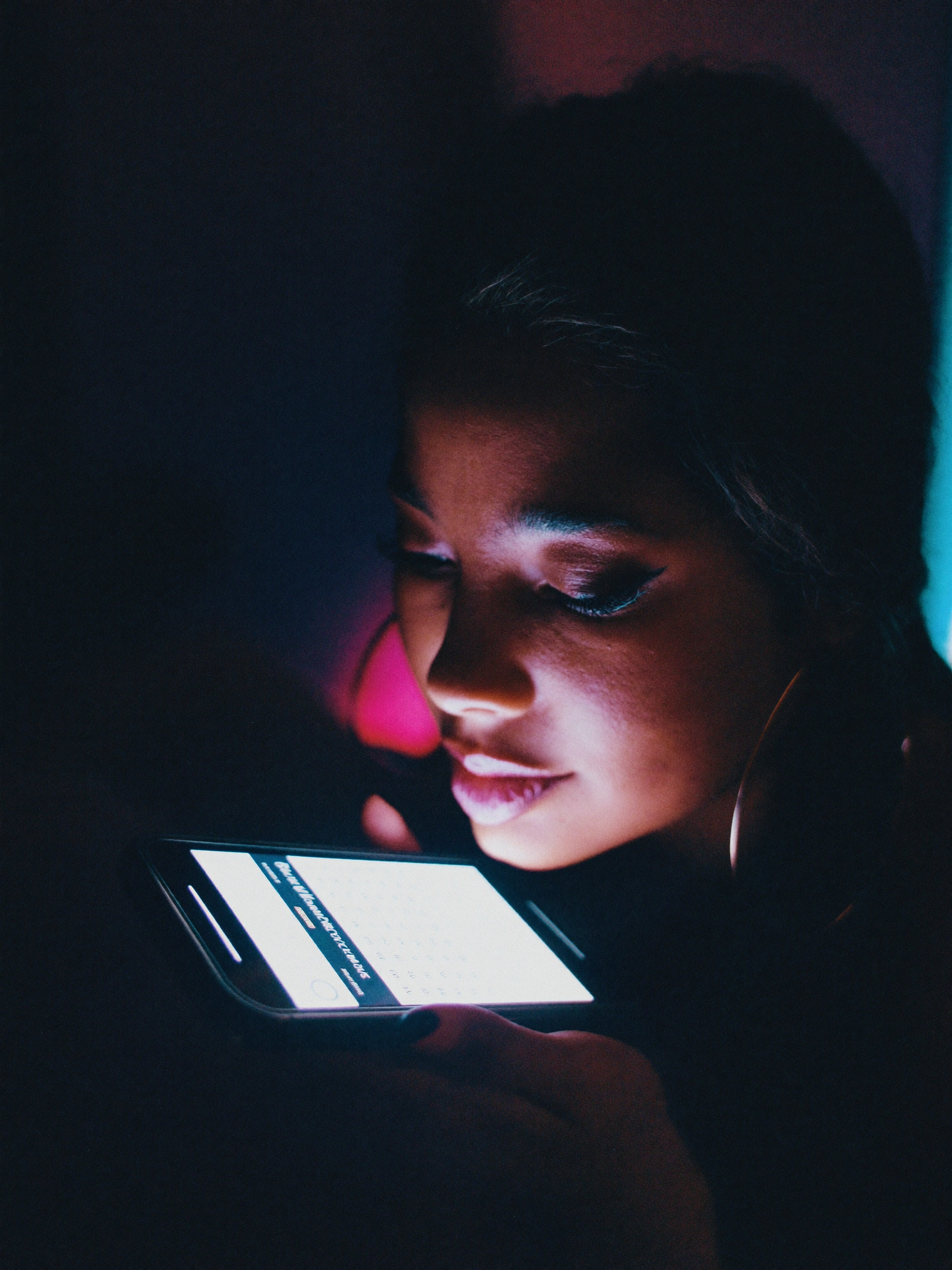 Texteo de noche, luz de pantalla